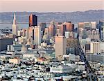 Du centre-ville de San Francisco avec la Transamerica Pyramid et Market Street vu de Twin Peaks, San Francisco, Californie, États-Unis d'Amérique, l'Amérique du Nord