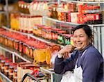 Chinois femme marchand ambulant vend emballé les produits alimentaires et de cadeaux, Chengdu, Sichuan, Chine, Asie