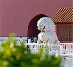 Einen steinernen Löwen begrüßt die Besucher am Haupteingang Tor nach der verbotenen Stadt, Peking, China, Asien