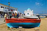 Weiße Kapelle mit blauer Kuppel, Strand und Boote, Hora, Mykonos, Cyclades, griechische Inseln, Griechenland, Europa