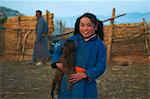 Mongolisches Mädchen in Tracht (Deel) mit ihrer Ziege, Provinz von Chowd, Mongolei, Zentralasien, Asien