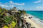 Plage de Tulum et temple El Castillo à l'ancien site maya de Tulum, Tulum, Quintana Roo, Mexique, Amérique du Nord