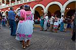 Danseurs mexicains et des musiciens à l'extérieur du Palais municipal, la place de l'indépendance, état de Merida, Yucatan, Mexique, Amérique du Nord