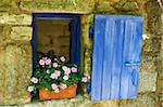 Detail der Windowbox und Fensterläden, Dorf Saignon, Vaucluse, Provence, Frankreich, Europa