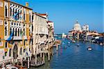 Le Grand Canal et l'église de Santa Maria della Salute, au loin, vue depuis le pont de l'Academia, Venise, patrimoine mondial de l'UNESCO, Veneto, Italie, Europe