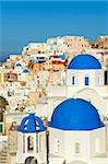 Kirche mit blauen Kuppel, Oia (Ia) Dorf, Santorini, Kykladen, griechische Inseln, Griechenland, Europa