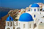 Eglise avec blue dome, Oia (Ia) village, Santorin, Cyclades, îles grecques, Grèce, Europe