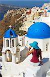 Touristiques et église à dôme bleu, Oia (Ia) village, Santorin, Cyclades, îles grecques, Grèce, Europe