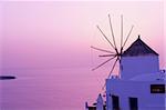 Moulin à vent, le village d'Oia (Ia), Santorin, Cyclades, îles grecques, Grèce, Europe