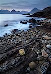 Une vue vers les Cuillin Hills de travers Loch Scavaig, Elgol, île de Skye, en Ecosse, Royaume-Uni, Europe