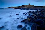 Sonnenuntergang an der Küste bei Dunstanburgh, Northumberland, England, Vereinigtes Königreich, Europa