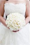 Tenant le Bouquet de la mariée