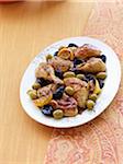 Poulet cuit avec des Olives, les citrons et les pruneaux