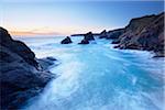 Falaises et éperons de Bedruthan Steps, Cornouailles, Angleterre