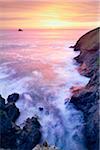 Mer et les falaises au coucher du soleil, Point croupions, Cornouailles, Angleterre