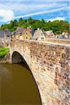 Bogen-Brücke über den Fluß Rance, Dinan, Cotes-d ' Armor, Bretagne, Frankreich