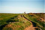 Frau zu Fuß auf Trail, Marloes Halbinsel, Pembrokeshire-Coast-Nationalpark, Pembrokeshire, Wales