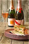 Garnelen Club Sandwiches und Flaschen Champagner Rosé