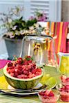 Sommer-Obstsalat serviert in einer halben Wassermelone