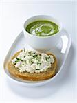 Creme-Zucchini-Suppe, eine Scheibe Brot Leinsamen mit Ziegenmilch Käse und Schnittlauch