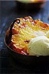 Ananas poêlé à saveur de vanille avec une boule de crème glacée