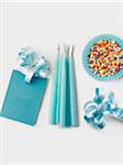 Balise de Blanck, bougies d'anniversaire bleu, blue ribbon et tasse de papier bleu rempli de billes de sucre pour décorer les gâteaux