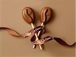 Chocolate lollipops and ribbon with the inscrition "Je t'aime"