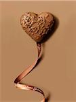 Biscuit au chocolat en forme de coeur et ruban portant l'inscription « je t'aime »