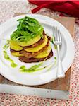 Mehrschichtige Seitan und Kartoffeln, Erbsen Püree, Minze und Rucola Salat