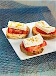 Fromage de chèvre, tomate et curry sur toasts