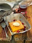 Gâteau de patate douce avec glace vanille et framboises