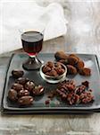 Chocolats assortis avec un verre de vin rouge