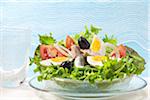 Salade Niçoise avec des anchois et olives noires