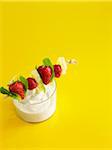 Fromage blanc avec une brochette de fruits frais