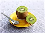 Kiwi dans un coquetier