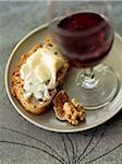 Streichkäse auf Brot und einem Glas Wein