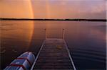 Hydravion ancrée sur le lac avec arc-en-ciel