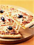 Reine pizza with olives