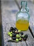 Olives et bouteille d'huile d'olive