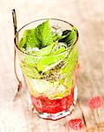 Himbeeren und Minze Mojito