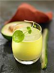 Smoothie avocat, concombre et cresson