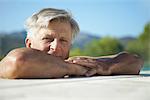 Homme Senior relaxant au bord de la piscine, portrait