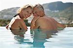 Mature couple détente ensemble dans la piscine