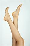 Frau die nackten Beine und Füße, zugeschnitten