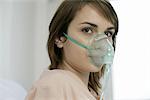 Frau mit einer Sauerstoffmaske