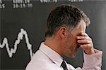 Schockiert Geschäftsmann vor einem Aktienkurs
