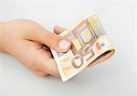 Frau Hand 50 Euro-Banknoten, die