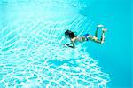 Frau im Bikini Schwimmen im pool