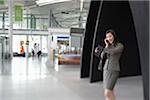 Geschäftsfrau Gespräch am Handy im Flughafenterminal