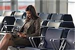 Femme d'affaires à l'aide de Tablet PC dans l'aéroport